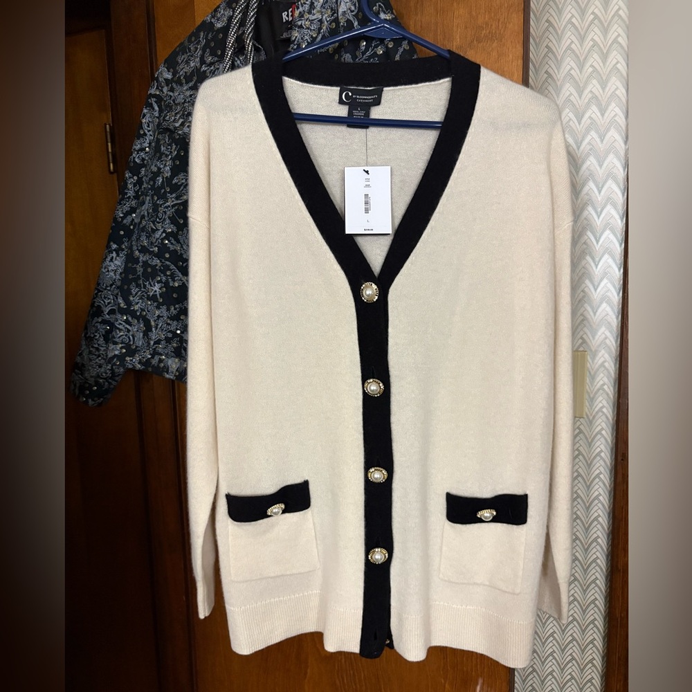 Elegant Ivory Cashmere Cardigan with Black AccentsC by Bloomingdale’s Cashmere.